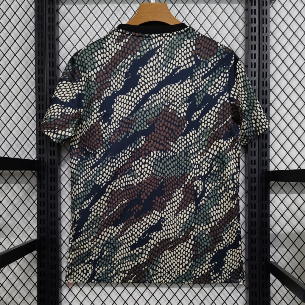 Maillot Arsenal x MAHARISHI édition limitée 2023-2024, fabriqué par Le 12, vue de face avec détails du design.