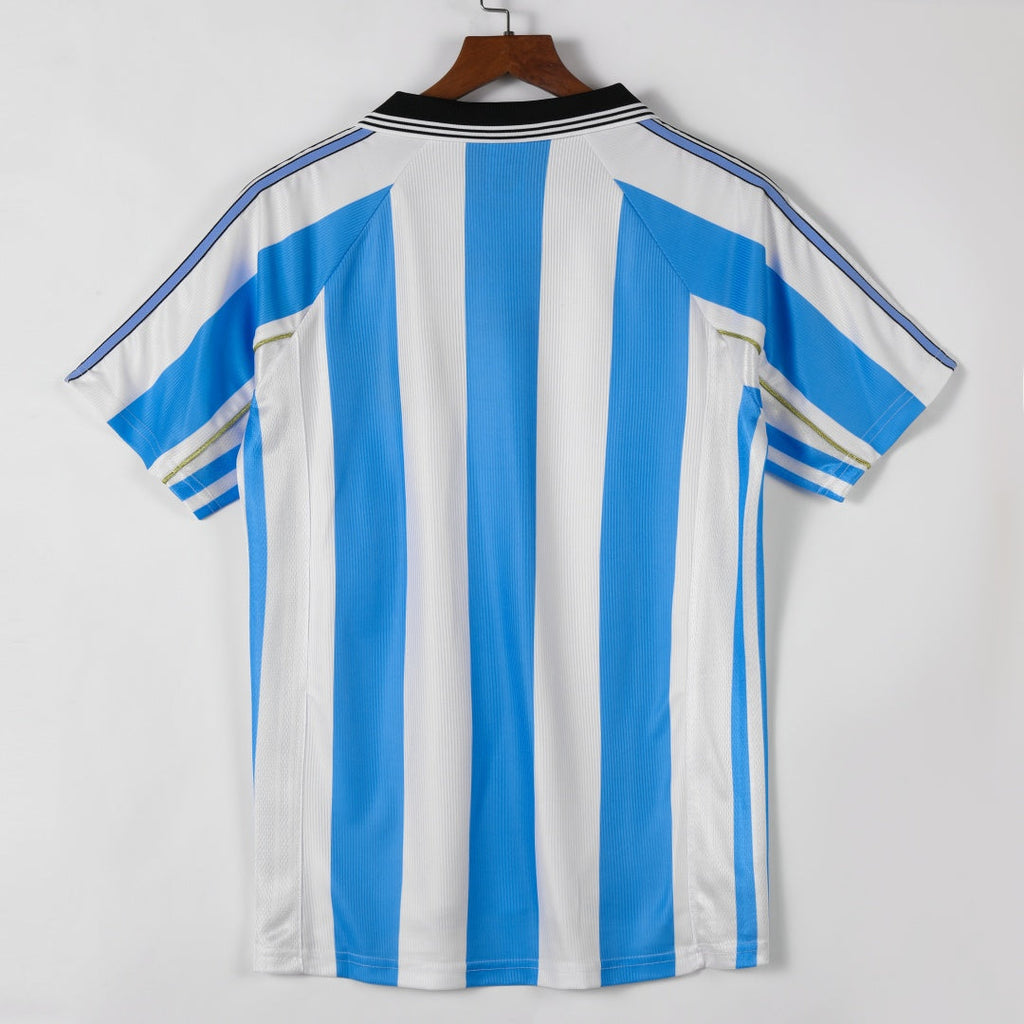 Maillot domicile rétro de l'Argentine 1998-1999 Le 12 -ème Maillot, maillot de football avec logo et design vintage.