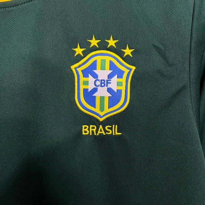 Maillot de football Brésil 1998 rétro, Le 12 -ème Maillot, vue de face avec détails du design et couleurs emblématiques.
