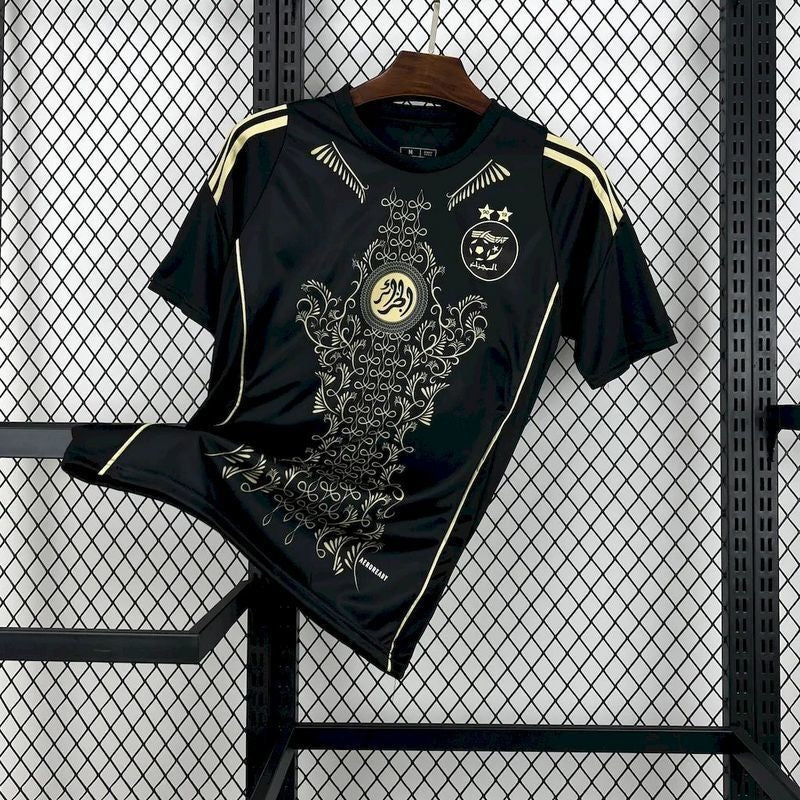 Maillot de football Algérie 24/25, noir, marque Le 12 -ème Maillot, porté avec détails du design.