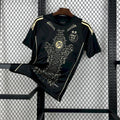 Maillot de football Algérie 24/25, noir, marque Le 12 -ème Maillot, porté avec détails du design.