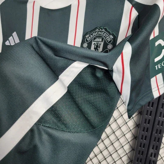 Maillot extérieur Manchester United 2023-2024, marque Le 12 -ème Maillot, vue front avec logo et détails sportifs.