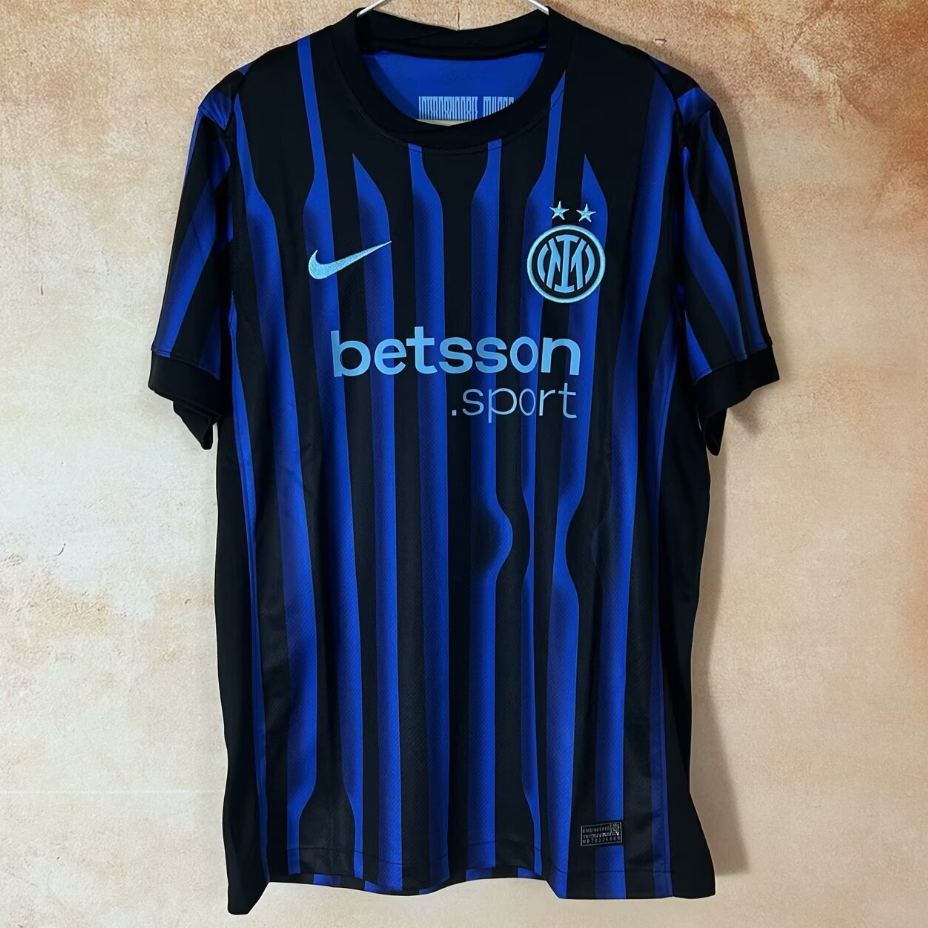 Maillot domicile Inter Milan 25/26 Le 12 -ème Maillot, maillot de football bleu et noir avec logo du club visible à l'avant