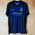 Maillot domicile Inter Milan 25/26 Le 12 -ème Maillot, maillot de football bleu et noir avec logo du club visible à l'avant
