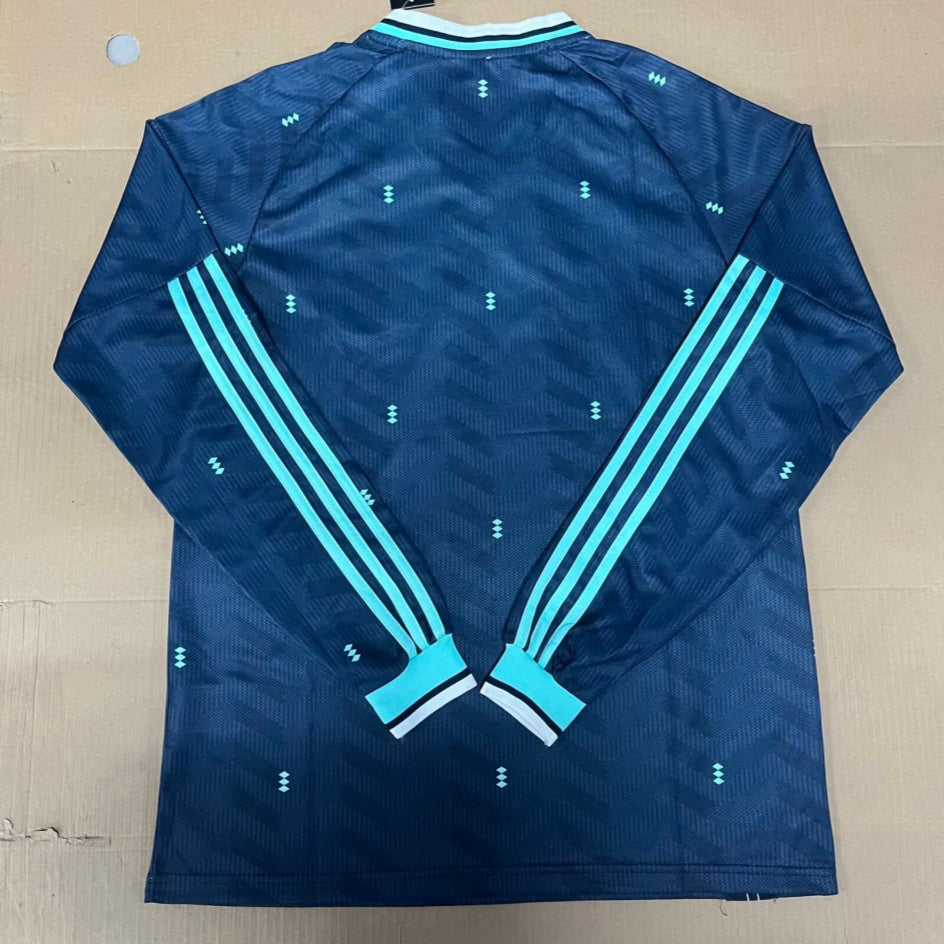 Maillot de football extérieur Allemagne 25/26 à manches longues de la marque Le 12 -ème Maillot, vue en gros plan.