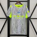 Maillot Manchester City 25/26 quatrième maillot Le 12-ème Maillot, maillot de football blanc avec logo et détails bleus.
