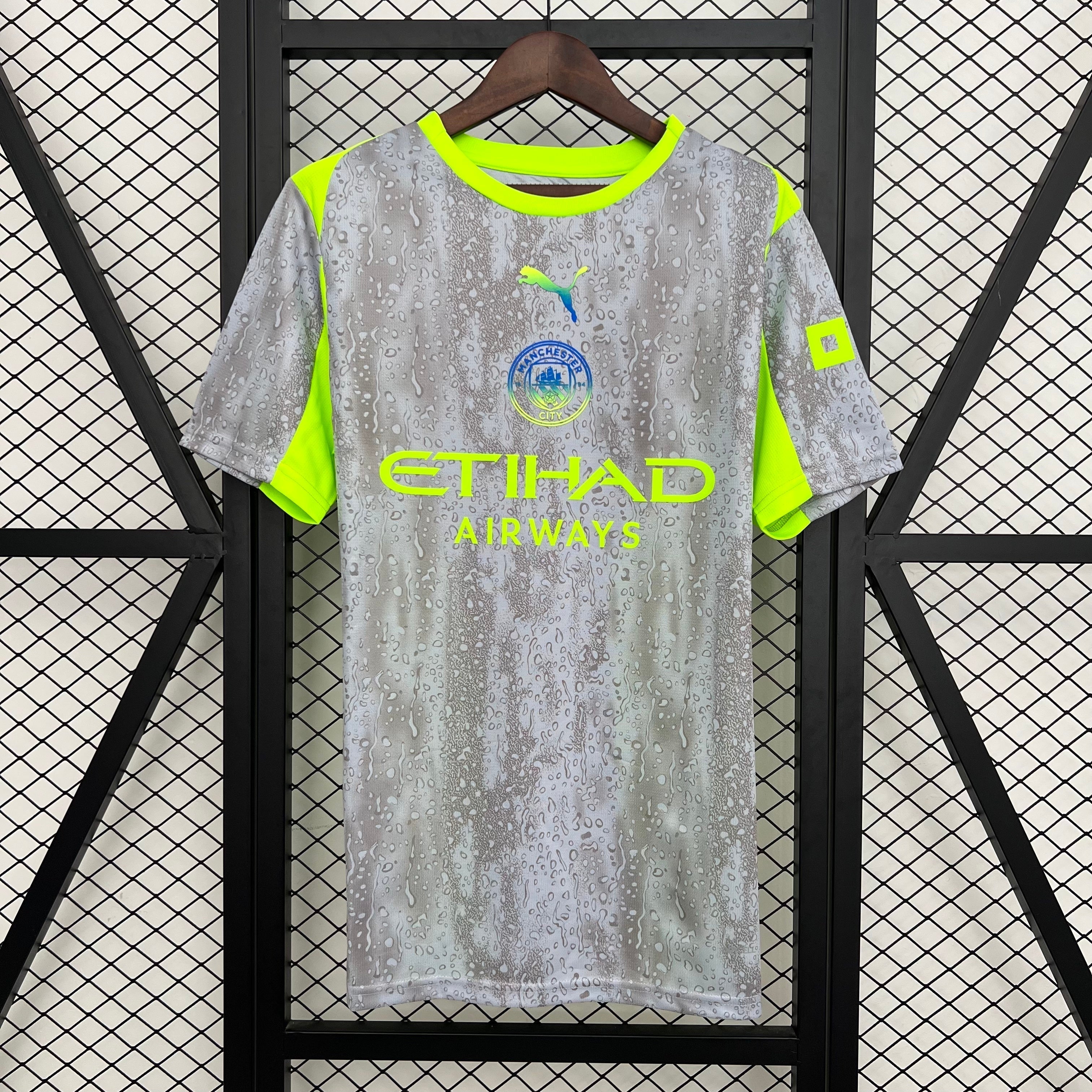 Maillot Manchester City 25/26 quatrième maillot Le 12-ème Maillot, maillot de football blanc avec logo et détails bleus.