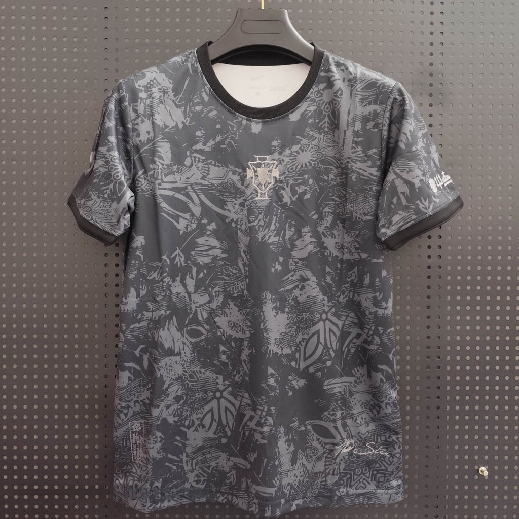 Maillot Portugal 25/26 gris de la marque Le 12 -ème Maillot, vue de face avec logo et détails du tissu gris.