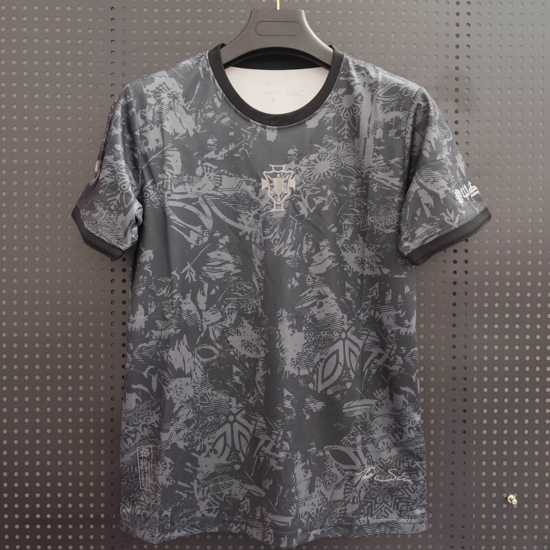 Maillot Portugal 25/26 gris de la marque Le 12 -ème Maillot, vue de face avec logo et détails du tissu gris.