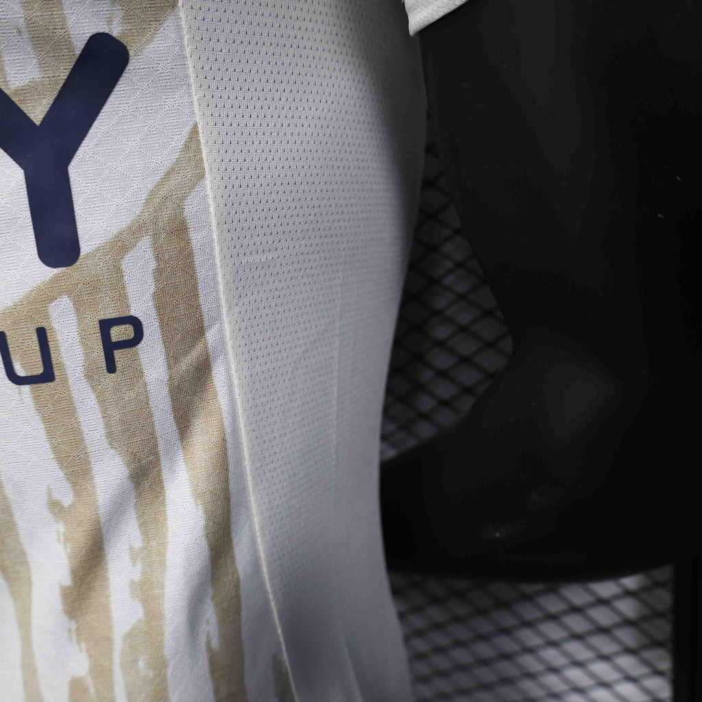 Maillot extérieur de football Al-Hilal 2025-26, marque Le 12 -ème Maillot, en tissu bleu avec logo de l'équipe.