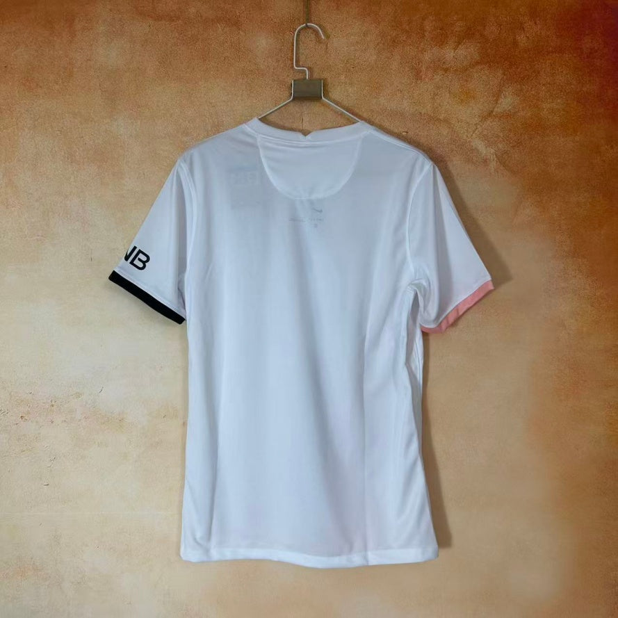 Maillot rétro blanc du Paris Saint-Germain 2021-2022, marque Le 12-ème Maillot, vue de face.