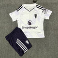 Ensemble extérieur pour enfant Manchester United Le 12-ème Maillot, maillot et short avec logo rouge et blanc.