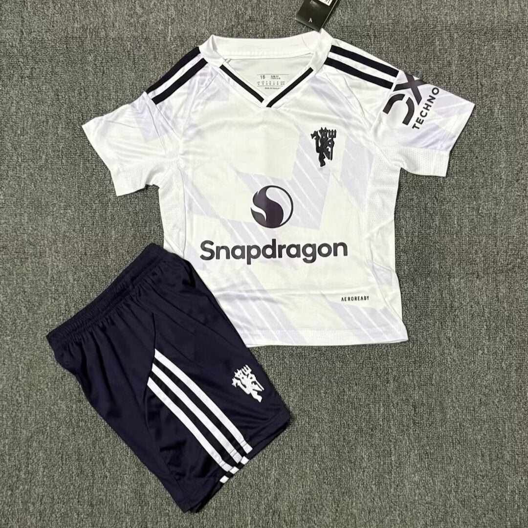 Ensemble extérieur pour enfant Manchester United Le 12-ème Maillot, maillot et short avec logo rouge et blanc.