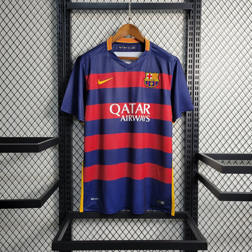 Maillot rétro FC Barcelone 2015-2016 par Le 12 -ème Maillot, devant avec logo blaugrana et détails du design vintage.