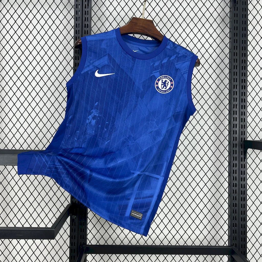 Maillot sans manches Chelsea 2025-26 Le 12 -ème Maillot, logo de l'équipe et design moderne visible.