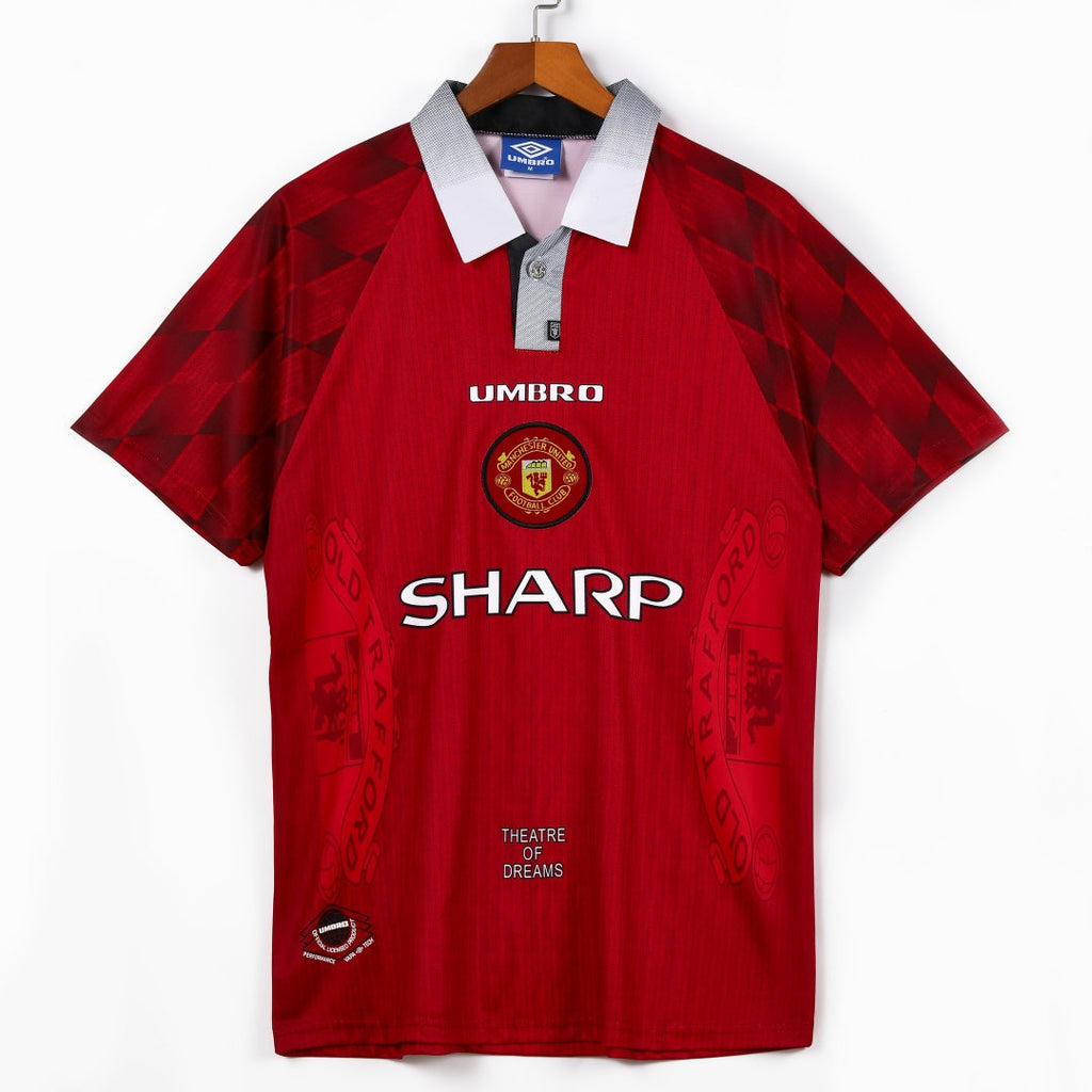 Maillot domicile rétro Manchester United 1996-1997, marque Le 12, vue de face avec logo et détails du maillot.