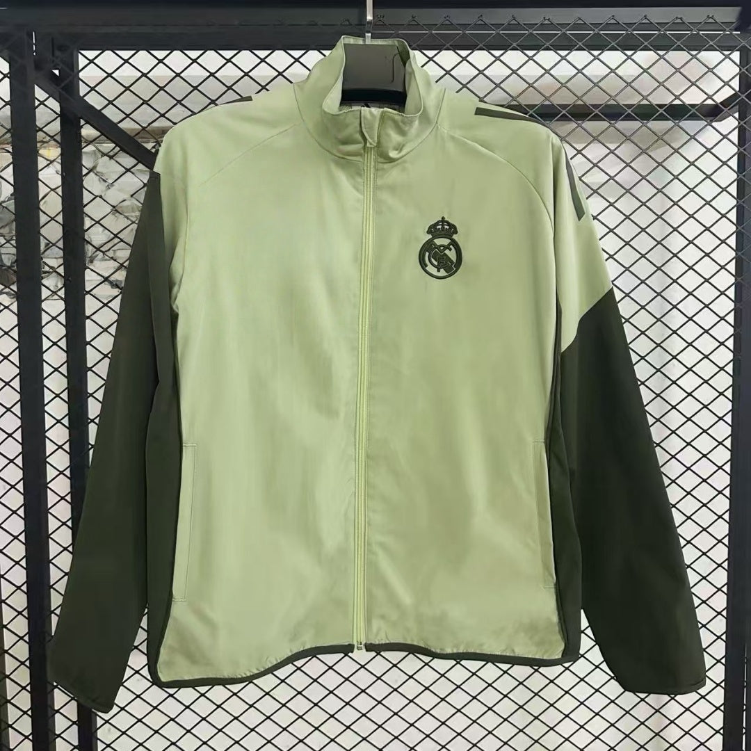 Veste coupe-vent réversible Real Madrid Le 12-ème Maillot, blason du club, design sportif et pratique, vue de face.