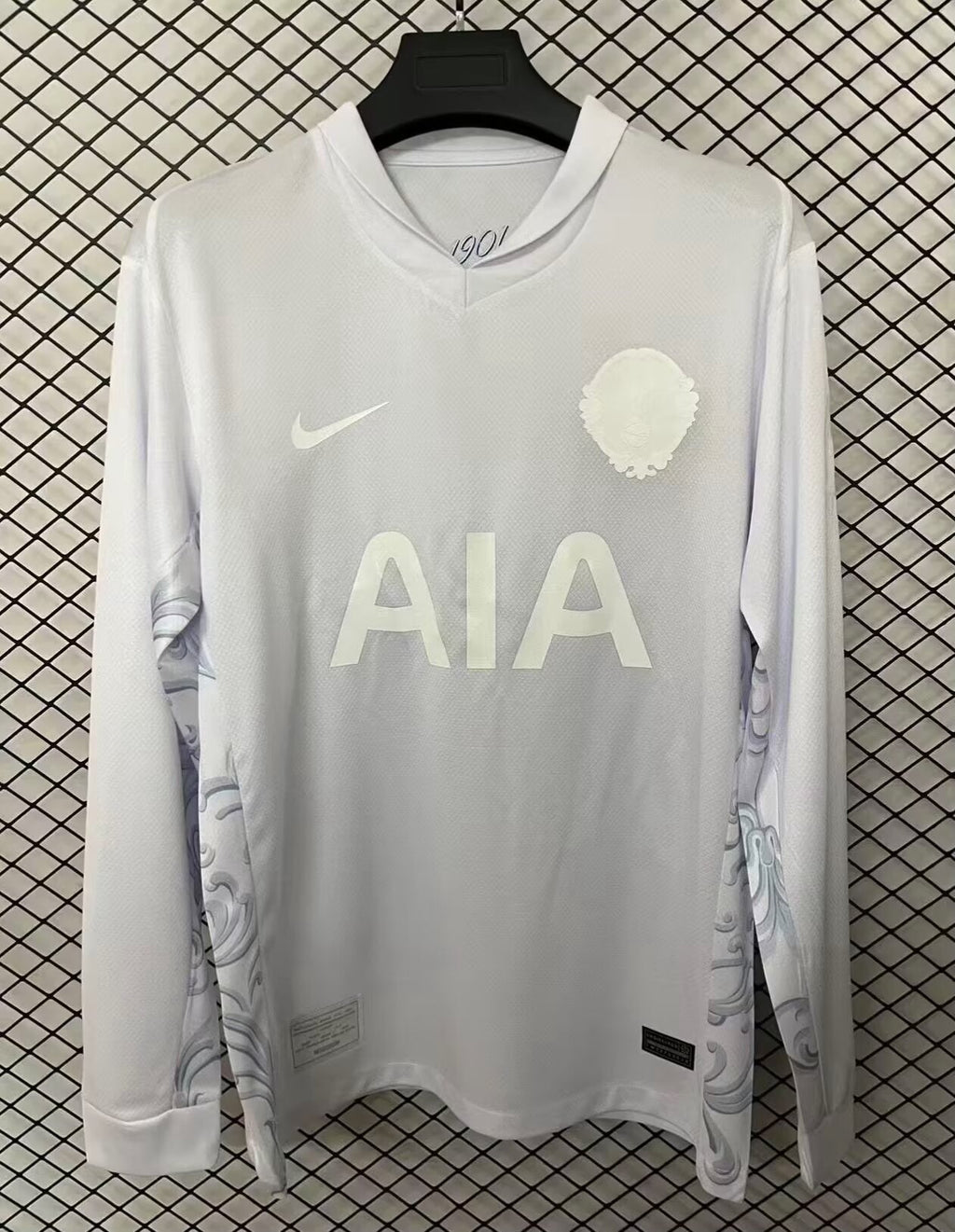 Maillot Tottenham 25/26 édition anniversaire, manches longues, en tissu bleu avec logo et détails dorés, par Le 12 -ème Maillot
