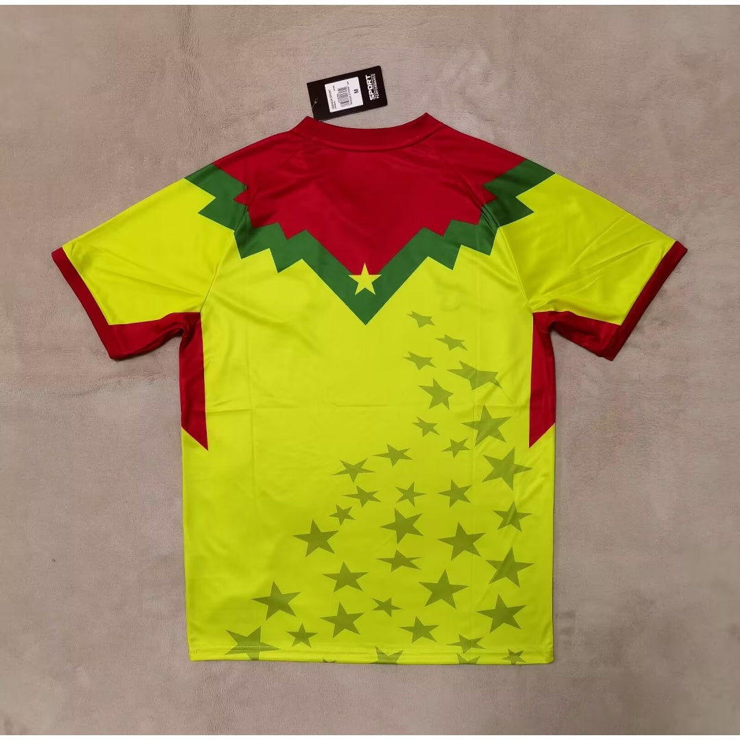 Maillot Burkina Faso jaune pour enfants, modèle 25/26, de la marque Le 12 -ème Maillot, vue de face avec logo et design jaune vif
