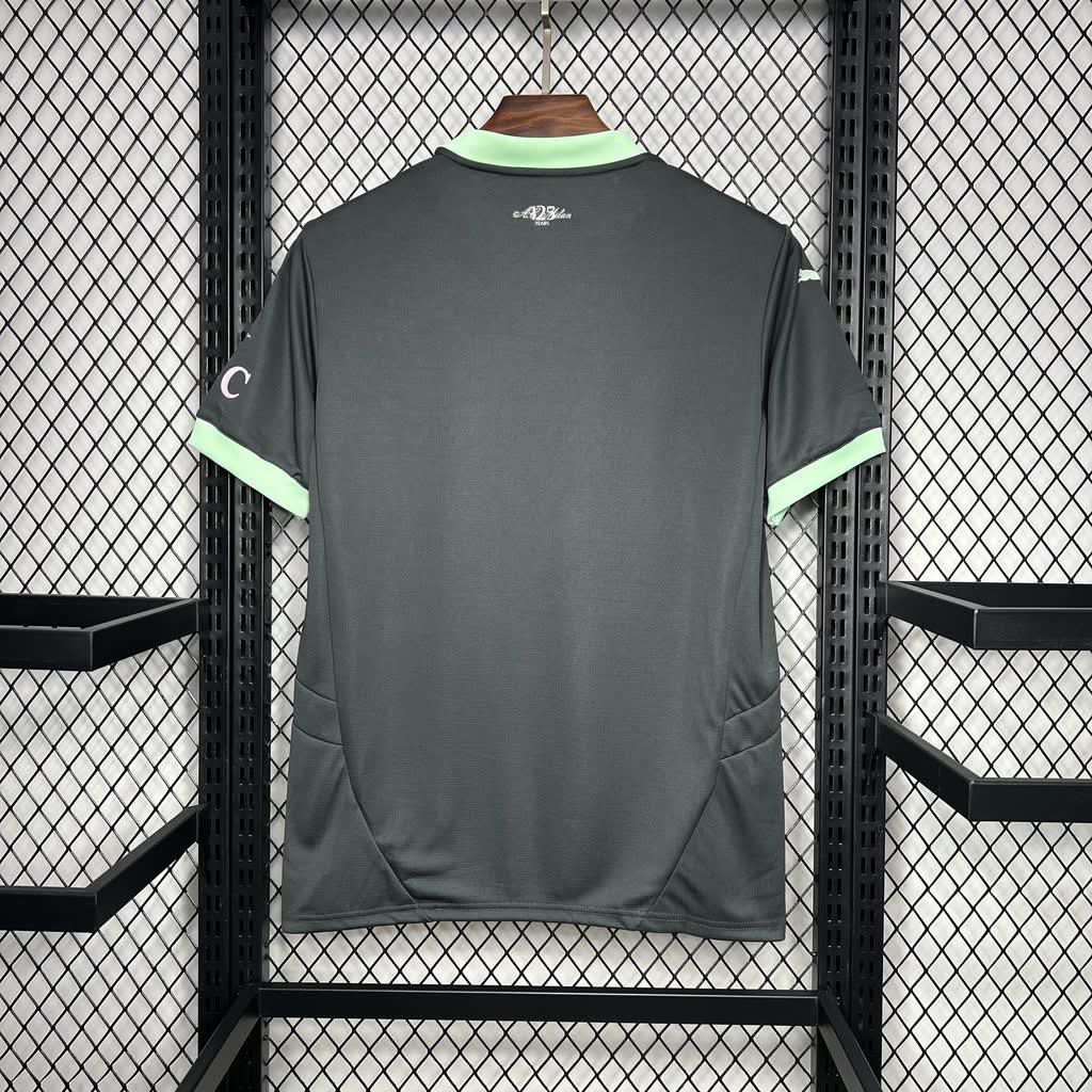 Maillot de football AC Milan 24/25 Le 12ème Maillot, maillot officiel avec logo et design de la saison.
