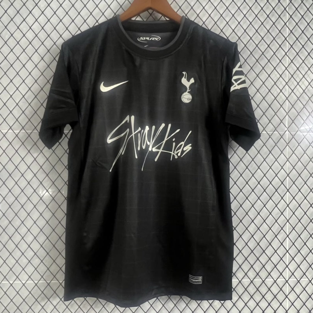Maillot Tottenham 25/26 Le 12 -ème Maillot, maillot de football blanc avec logos et détails pour enfants.