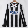 Maillot domicile rétro Juventus 1997-1998 à manches longues, marque Le 12 -ème Maillot, vue de face.