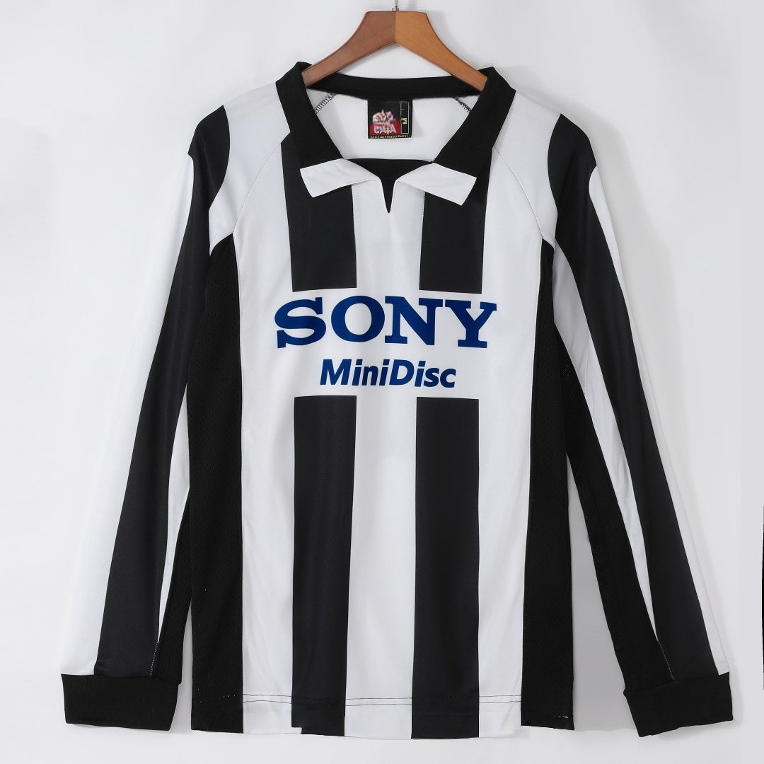 Maillot domicile rétro Juventus 1997-1998 à manches longues, marque Le 12 -ème Maillot, vue de face.