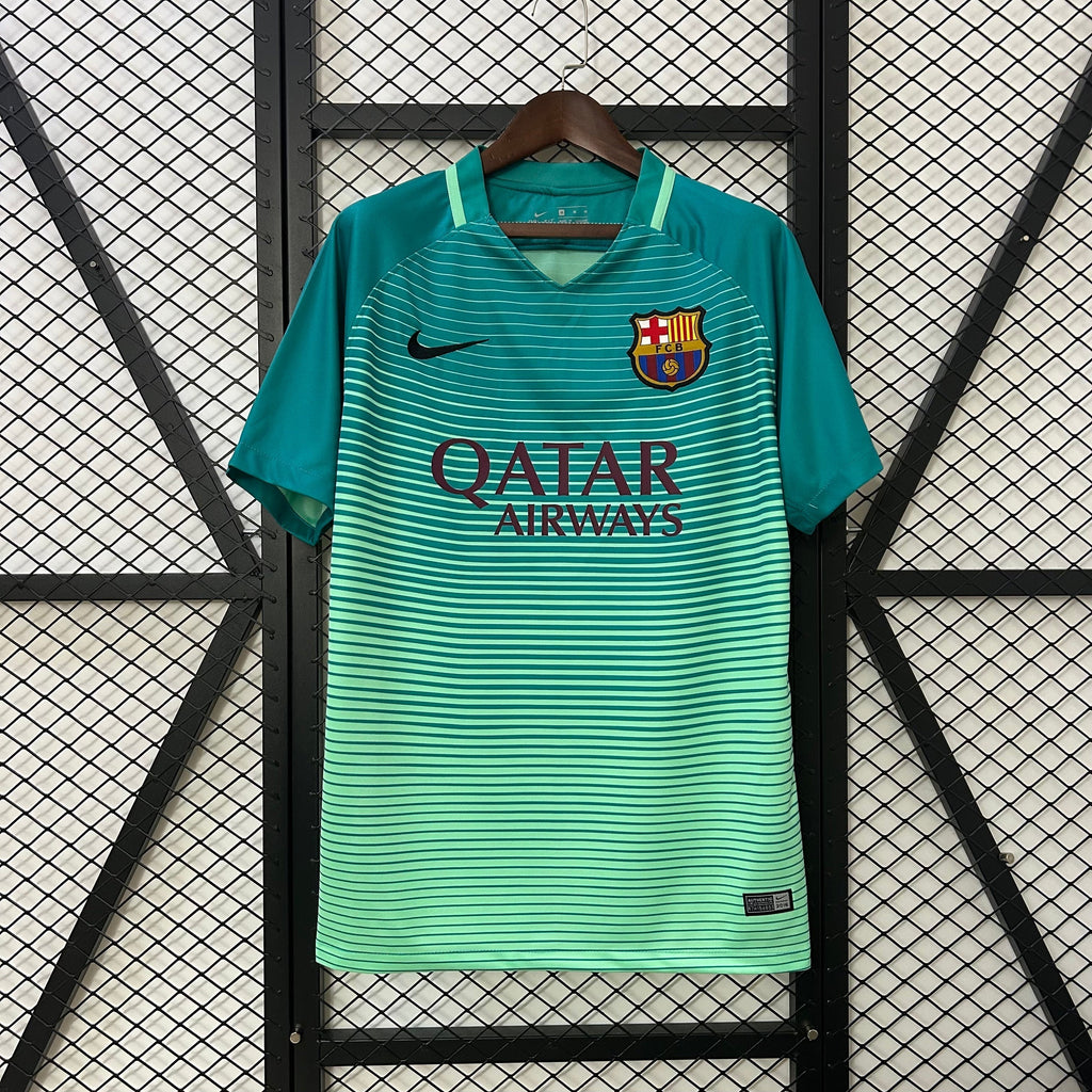 Maillot rétro third du FC Barcelone 2016/17, maillot de football en tissu bleu avec logo et détails du club.