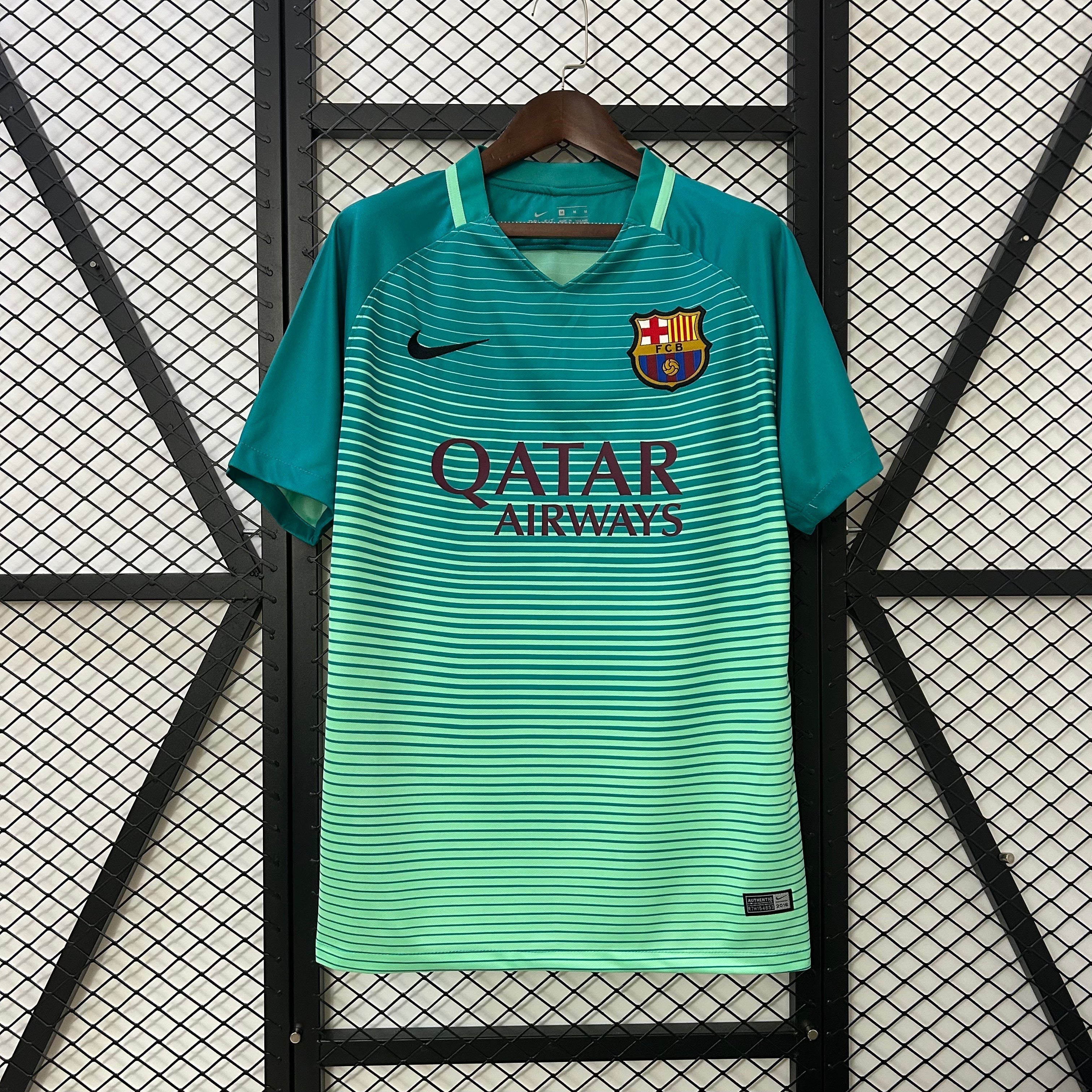 Maillot rétro third du FC Barcelone 2016/17, maillot de football en tissu bleu avec logo et détails du club.