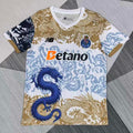 Maillot de football 25/26 Porto Le 12 -ème Maillot, design spécial dragon, vue de face avec détails du logo et couleurs rouges et blanches.