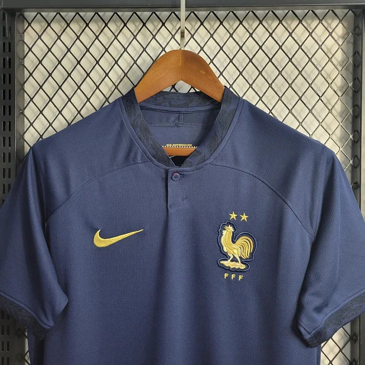 Maillot domicile de l'équipe de France 2022/23, Le 12 -ème Maillot, avec le logo national et détails du design Coupe du Monde.