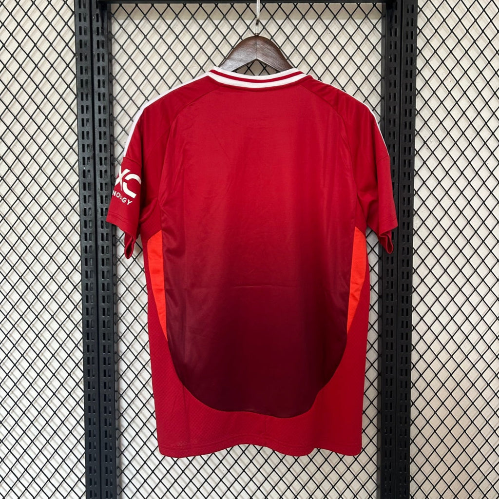 Maillot domicile Manchester United 2024-2025 Le 12-ème Maillot, maillot de football rouge avec logo du club visible.