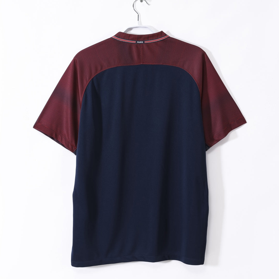 Maillot domicile rétro du PSG 2017-2018, marque Le 12-ème Maillot, avec logo et design traditionnel du club parisien.