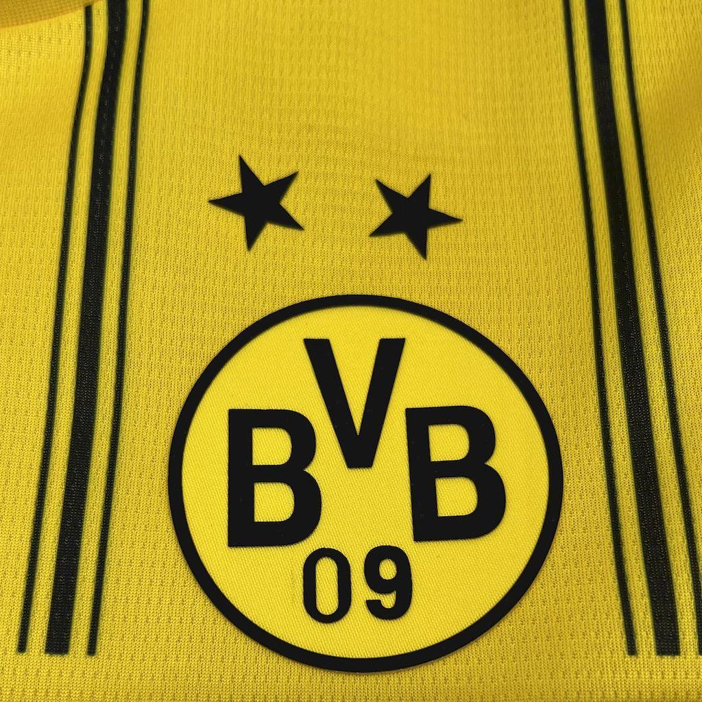 Maillot Dortmund concept 2025-26 de Le 12 -ème Maillot, maillot de football avec logo et design moderne, vue de face.