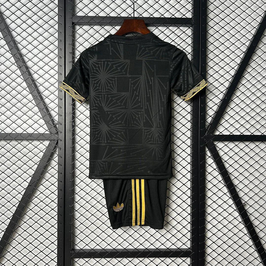 Kit enfant Mexique 2025 de Le 12 -ème Maillot, maillot et accessoires colorés pour jeune supporter, vue de face.