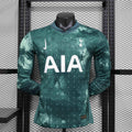 Maillot Tottenham manches longues 2024-25 Le 12 -ème Maillot, bleu avec logo et détails du club, porté par un mannequin.