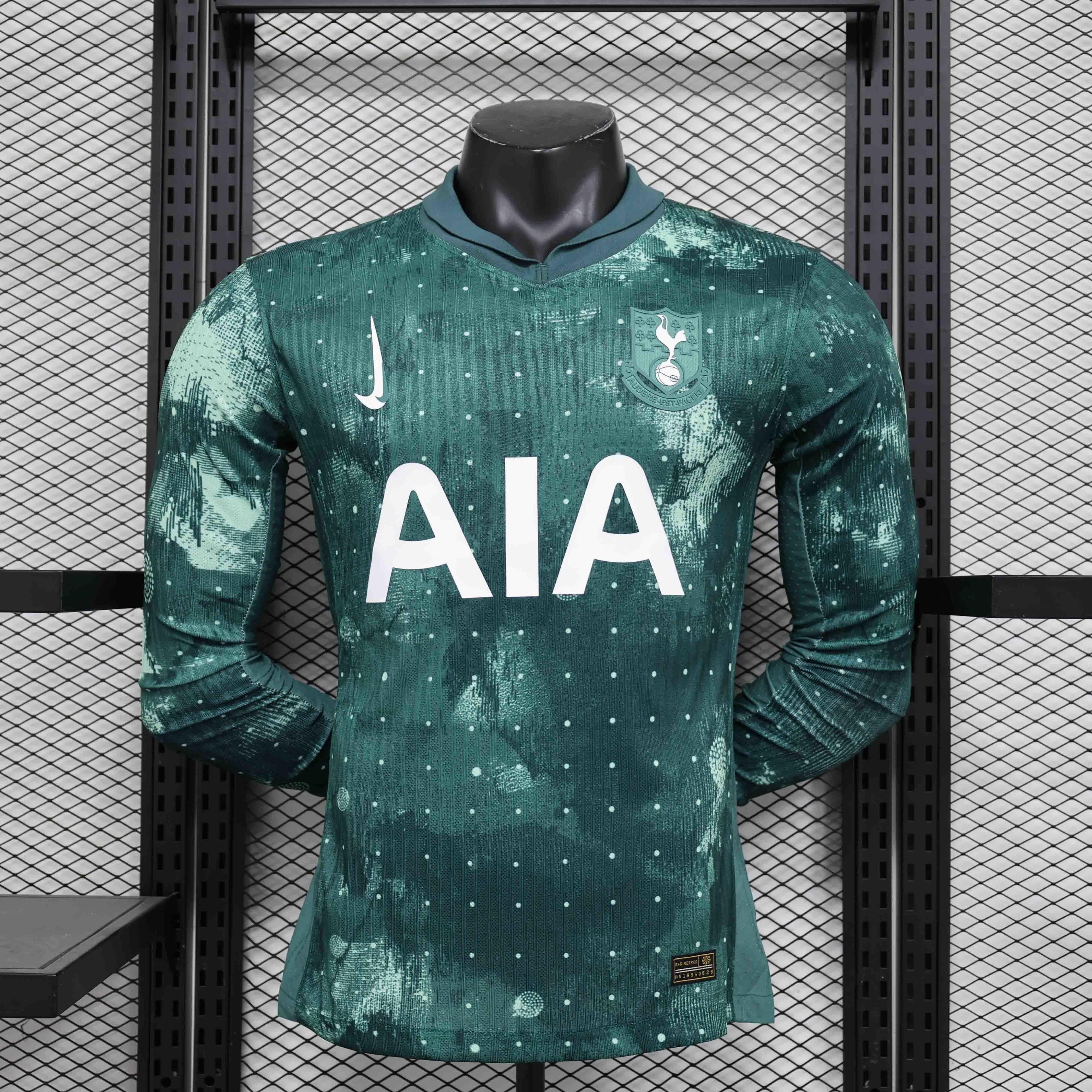 Maillot Tottenham manches longues 2024-25 Le 12 -ème Maillot, bleu avec logo et détails du club, porté par un mannequin.