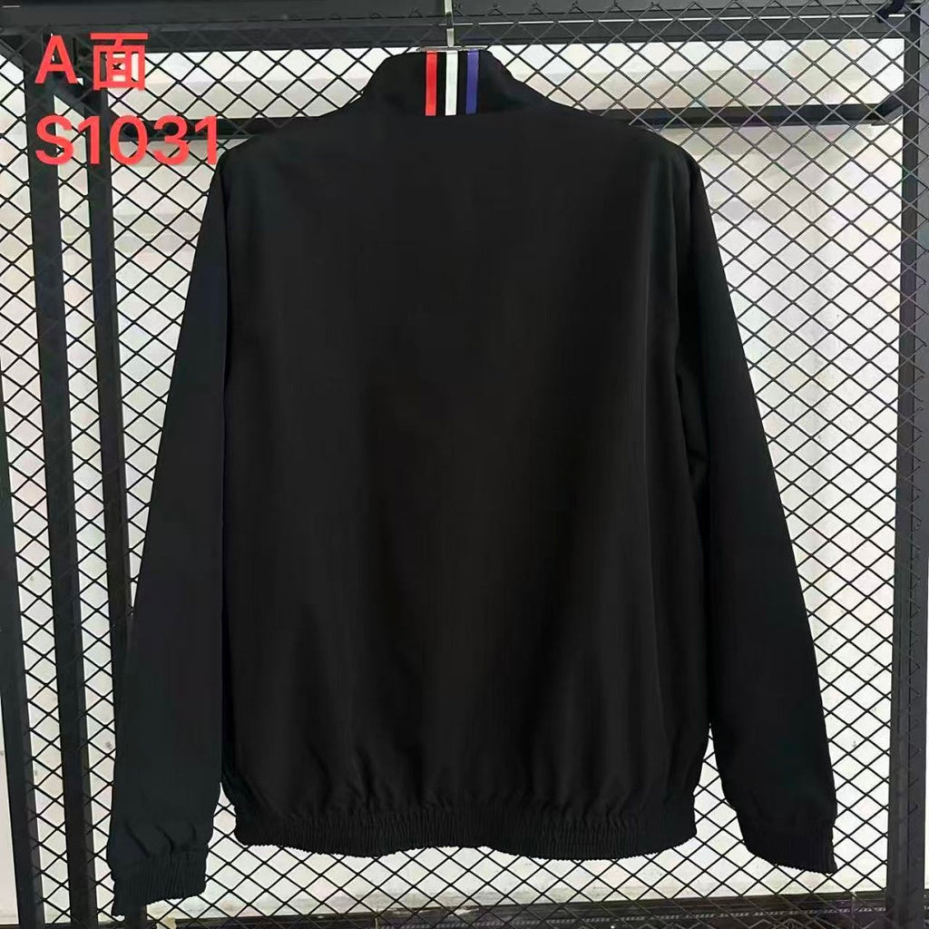 Veste coupe-vent réversible Manchester United Le 12 -ème Maillot, tissu léger avec logo du club visible.
