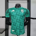 Maillot de l'équipe d'Arabie Saoudite pour la Coupe du Monde 2026, marque Le 12ème Maillot, en tissu bleu avec logo officiel.