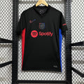 Maillot extérieur 24/25 de Barcelone, marque Le 12 -ème Maillot, vue de face avec logo et détails bleus et rouges.