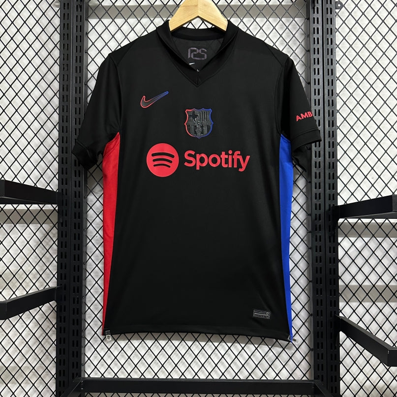 Maillot extérieur 24/25 de Barcelone, marque Le 12 -ème Maillot, vue de face avec logo et détails bleus et rouges.