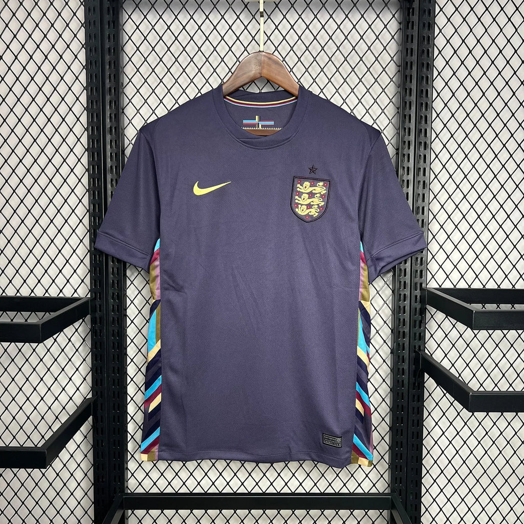 Maillot domicile de l'Angleterre Euro 2024, marque Le 12 -ème Maillot, vue de face avec logo et détails du maillot.