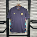 Maillot domicile de l'Angleterre Euro 2024, marque Le 12 -ème Maillot, vue de face avec logo et détails du maillot.