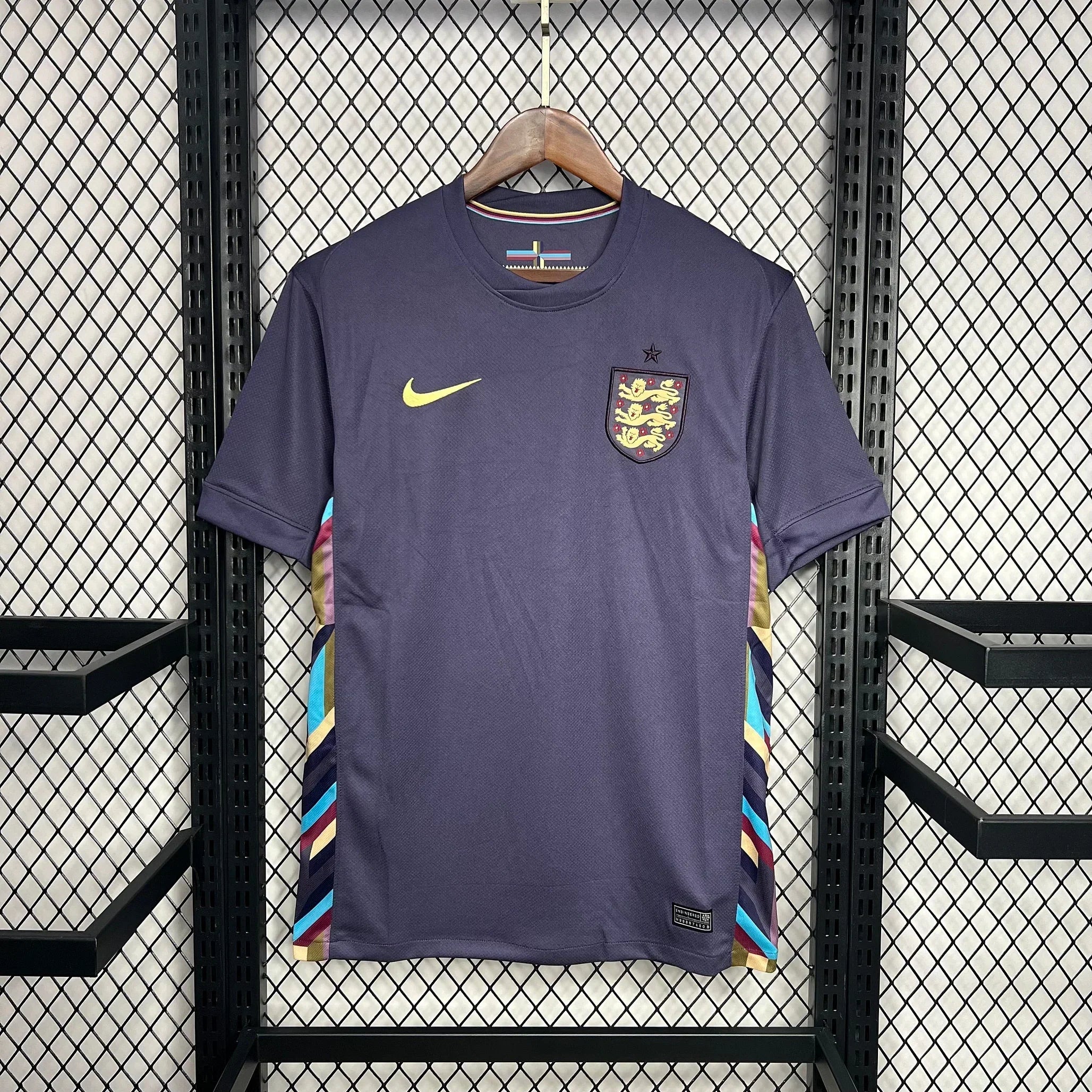 Maillot domicile de l'Angleterre Euro 2024, marque Le 12 -ème Maillot, vue de face avec logo et détails du maillot.