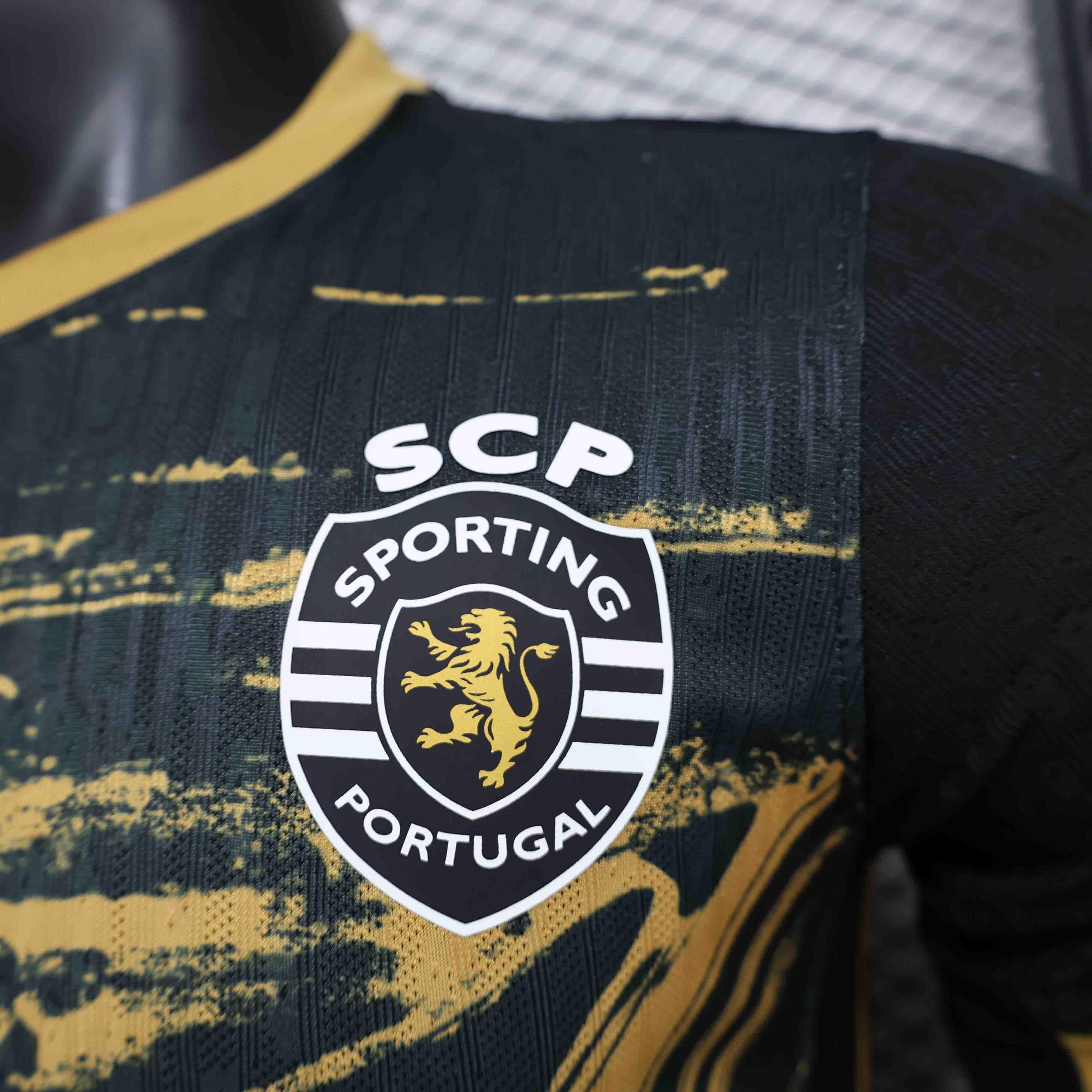 Maillot Sporting concept 2024-25 de la marque Le 12-ème Maillot, design sportif avec logo et motifs modernes.