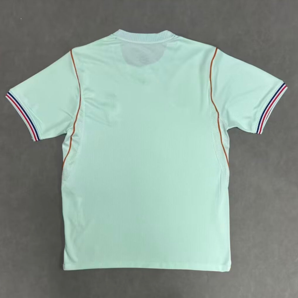 Maillot vert France 25/26 pour enfants, marque Le 12 -ème Maillot, détails du design et logo visible.