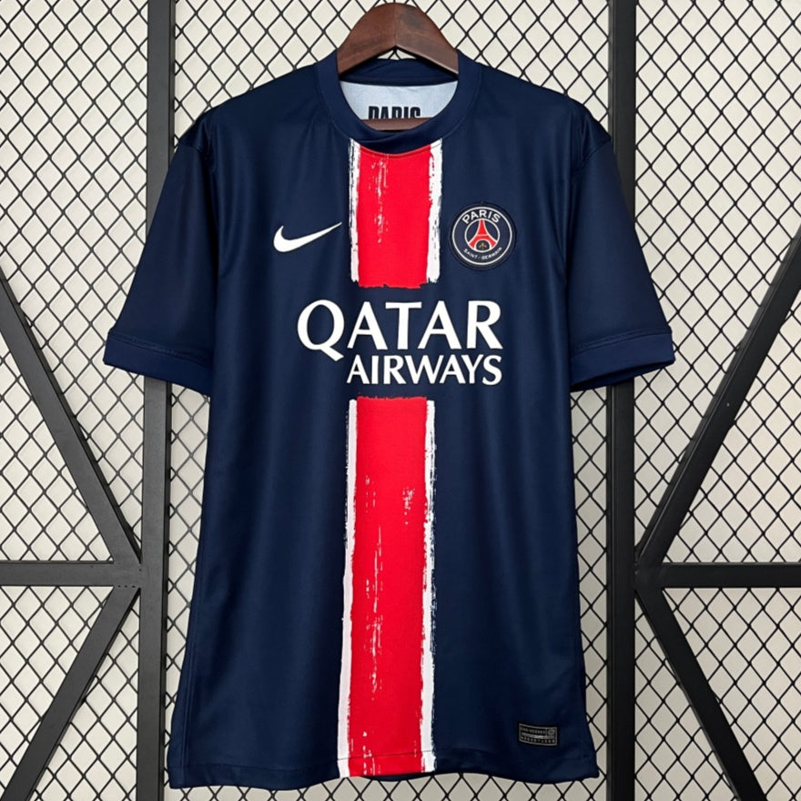 Maillot domicile PSG 24/25 Le 12 -ème Maillot, maillot de football rouge avec logo PSG et détails blancs.