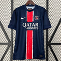 Maillot domicile PSG 24/25 Le 12 -ème Maillot, maillot de football rouge avec logo PSG et détails blancs.