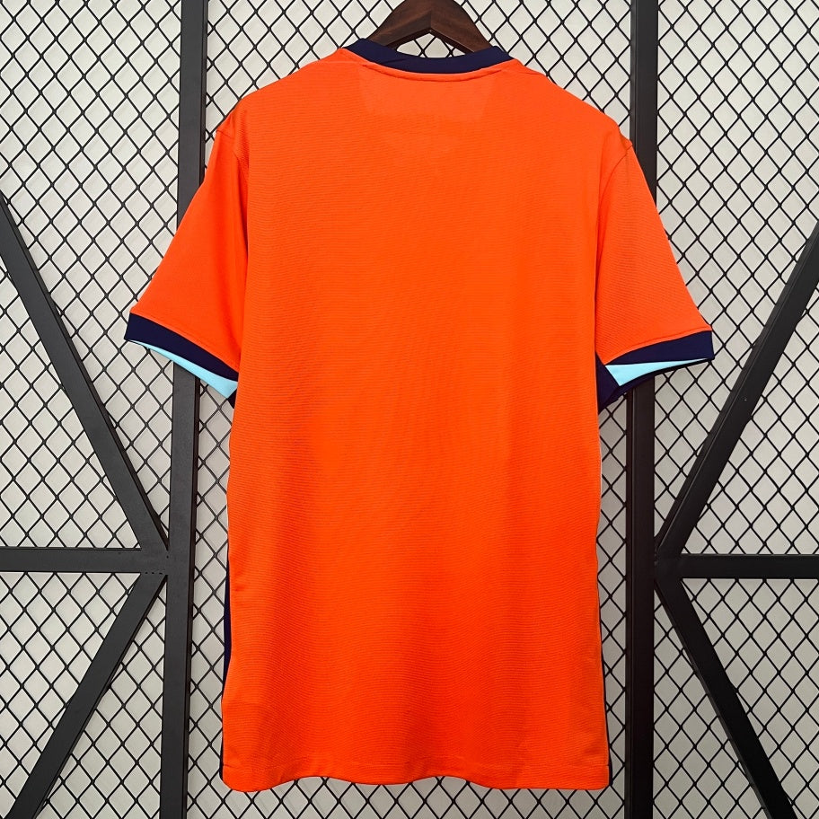 Maillot domicile Pays-Bas 2023-2024 Le 12-ème Maillot avec motifs orange et bleu, vue de face sur mannequin.