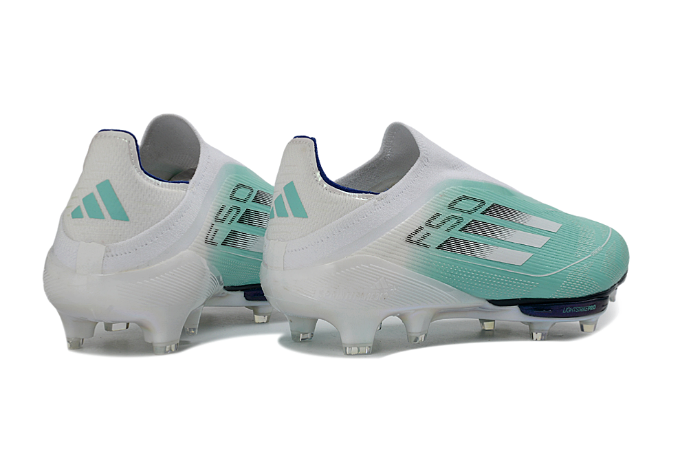 Crampons adidas F50+.1 pour football, avec semelles à crampons en caoutchouc, affichant la marque adidas.